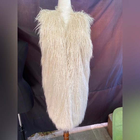 Free People Jackets & Blazers - NWT Free People creme faux fur shaggy vest